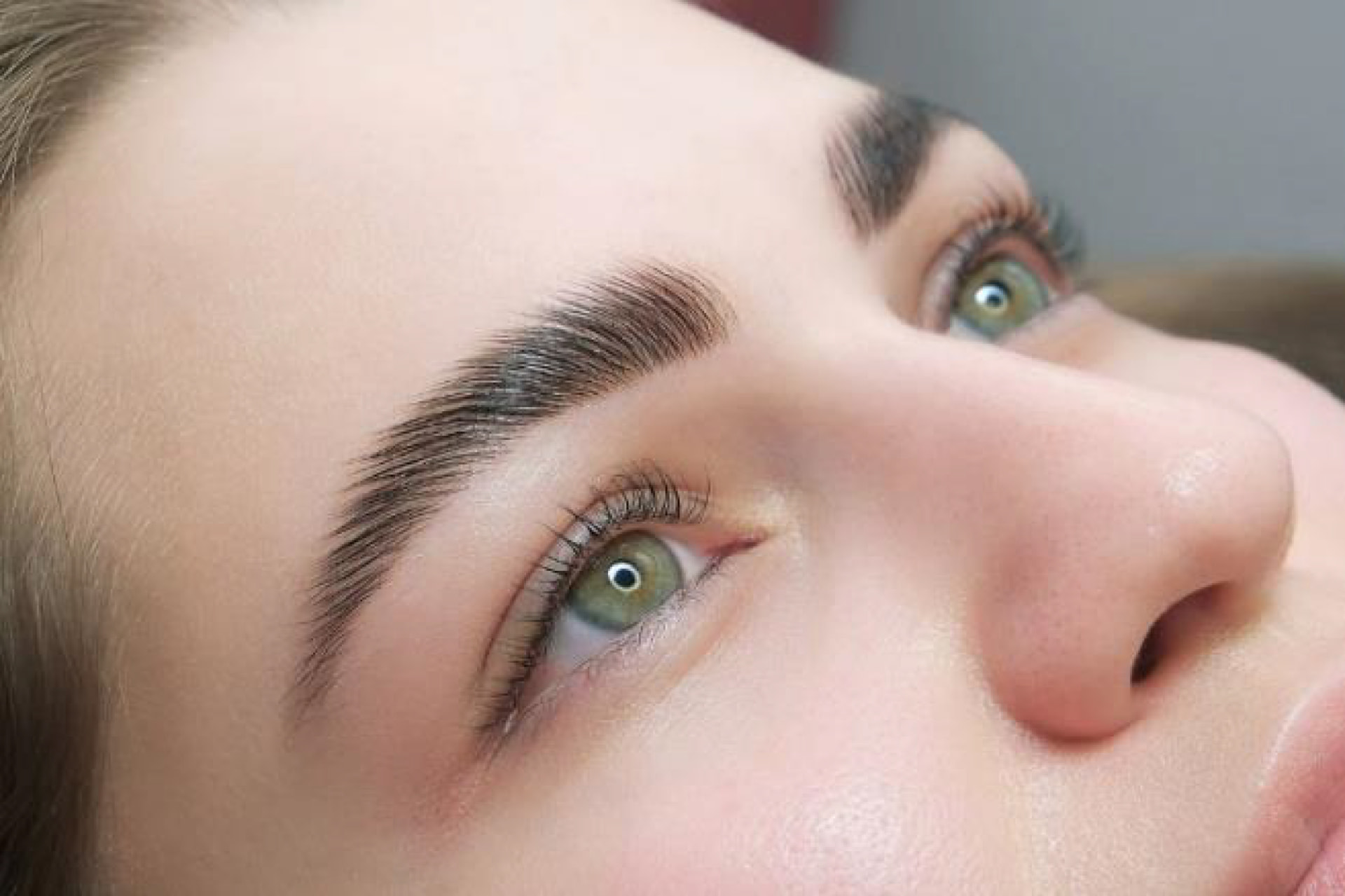 Laminación y depilación de cejas con cera
